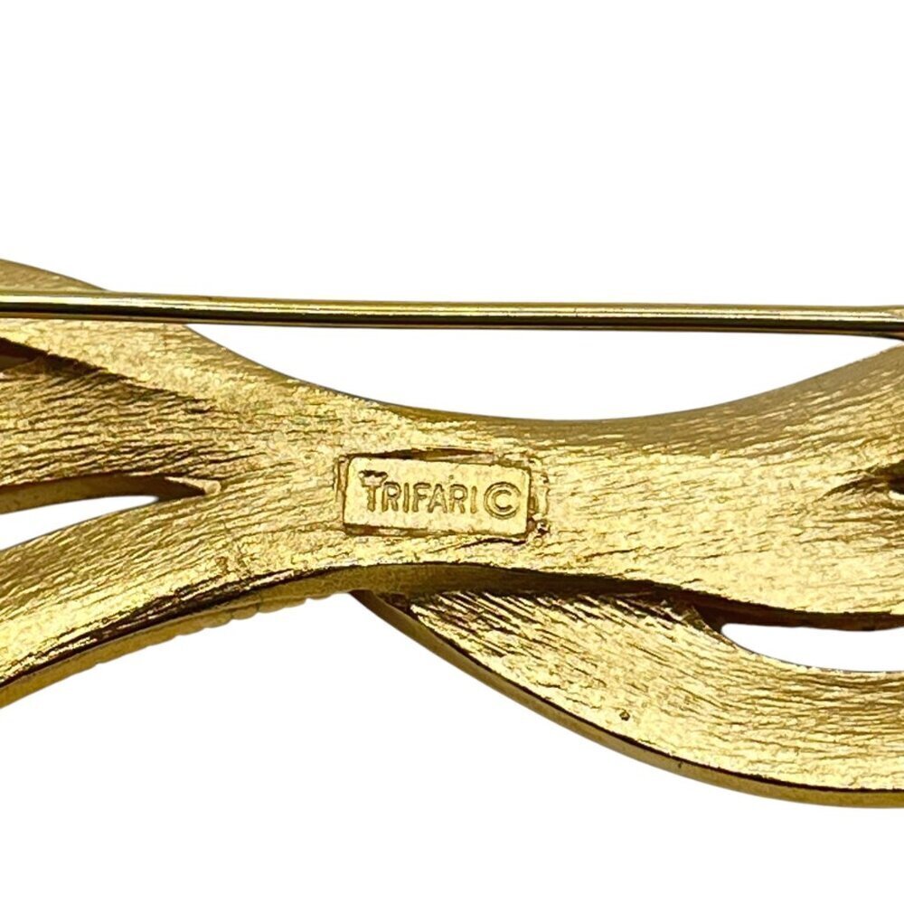 Vintage Crown Trifari Gold Tone Textured Ribbons Brooch Pin Three Ribbons Waving View 4